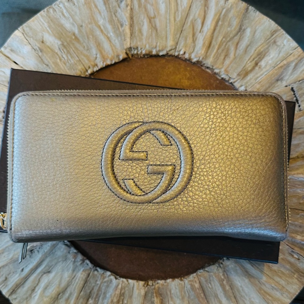 - Auth Gucci Zippy Gold Leather Wallet